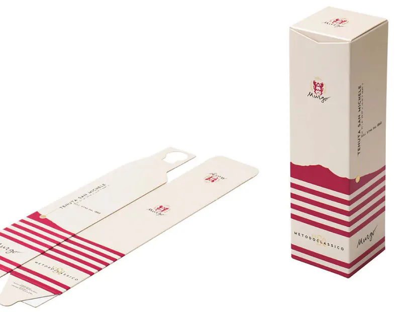 Un astuccio per bottiglia bianco e rosso a righe, montato, e lo stesso astuccio steso piatto