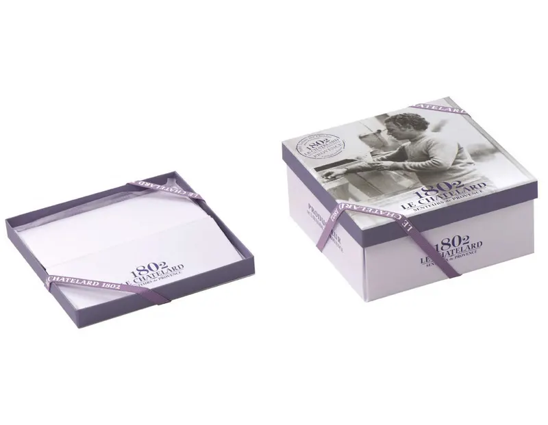 Due Flat Box bianche e lilla, una piatta e una montata col coperchio fotografico