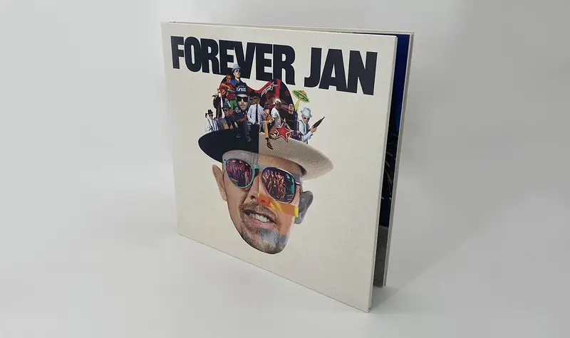 Il cofanetto «Forever Jan» con la copertina illustrata del cantante, in piedi su un tavolo chiaro