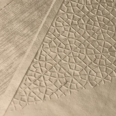 Un motivo geometrico a rilievo su un cartoncino color sabbia
