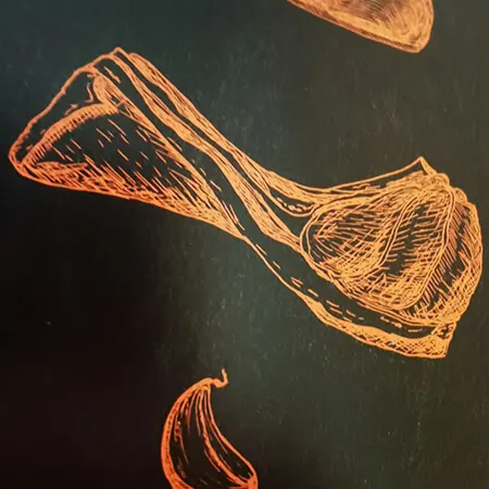 Un disegno arancio di frutti e foglie stampato su fondo nero