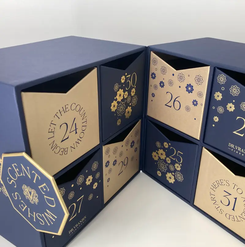 Il calendario dell'Avvento 2024 di Dr. Vranjes Firenze, blu e oro, con le caselle aperte
