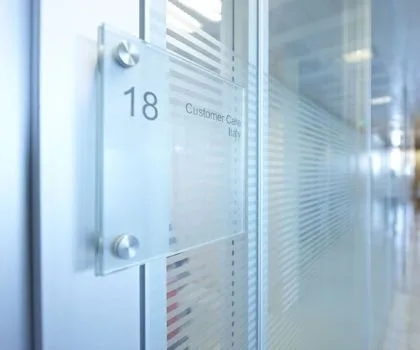 La targa di vetro della porta 18, Customer Care Italy