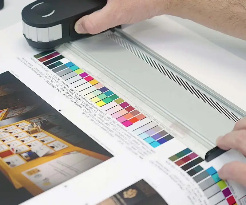 Lo spettrofotometro che legge la barra dei colori di una prova di stampa
